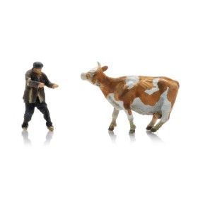 Farmer with obstinate cow. Z Scale (1:220)
