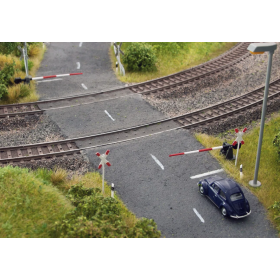 Railway gates w. St Andrews crosses  - Noch 14307
