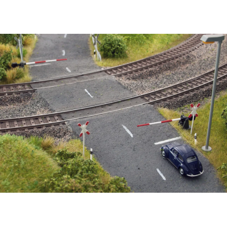 Railway gates w. St Andrews crosses  - Noch 14307