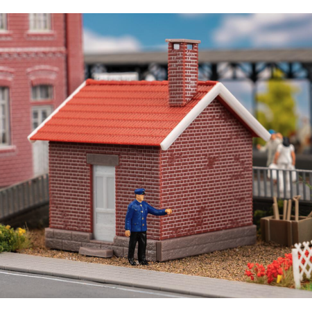 Faller 120306- Banvaktarstuga med figur, skala 1:87